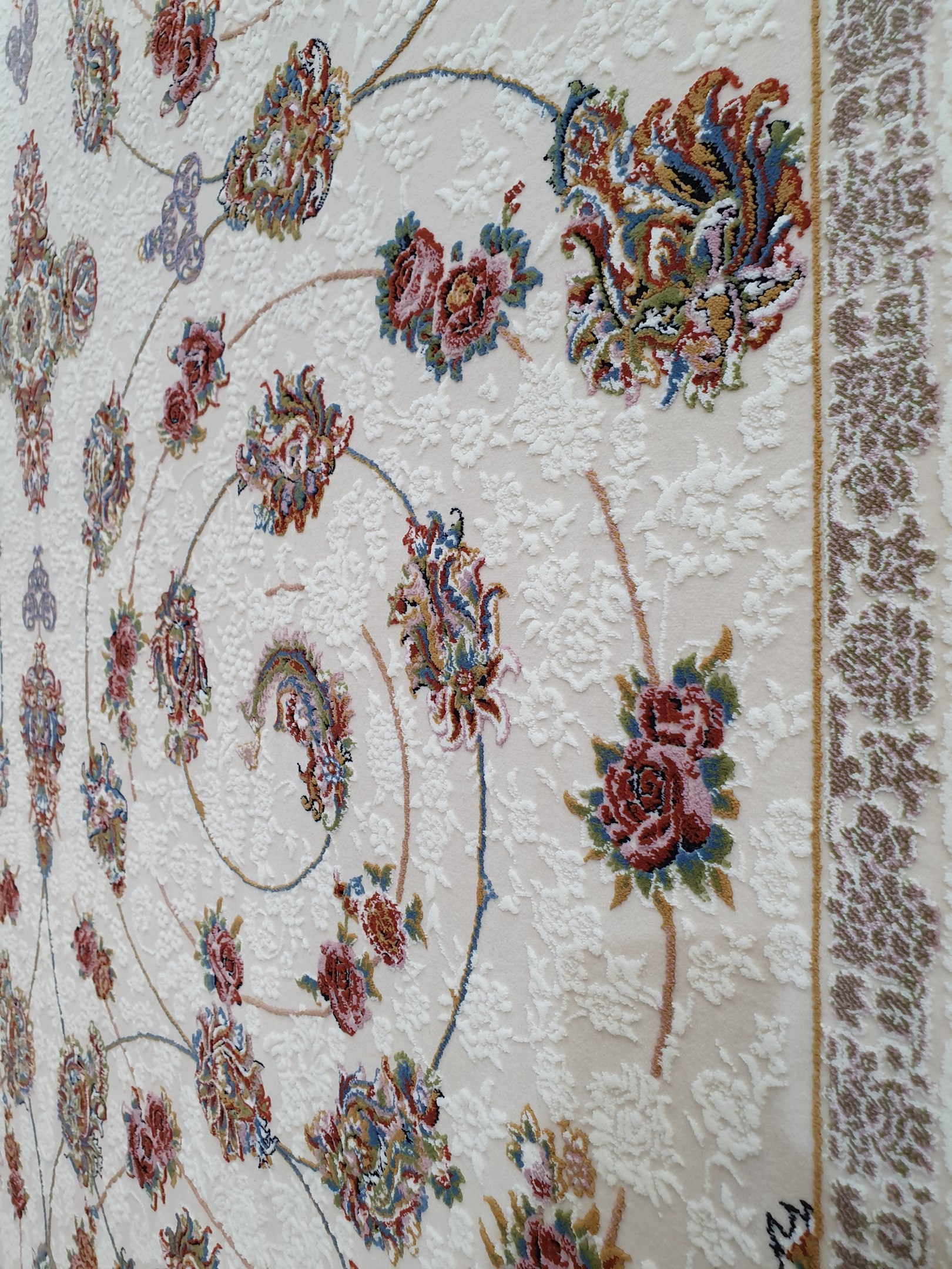 فرش نقشه گل سرخ کرم 700 شانه گلبرجسته کارخانه فرش کاشان