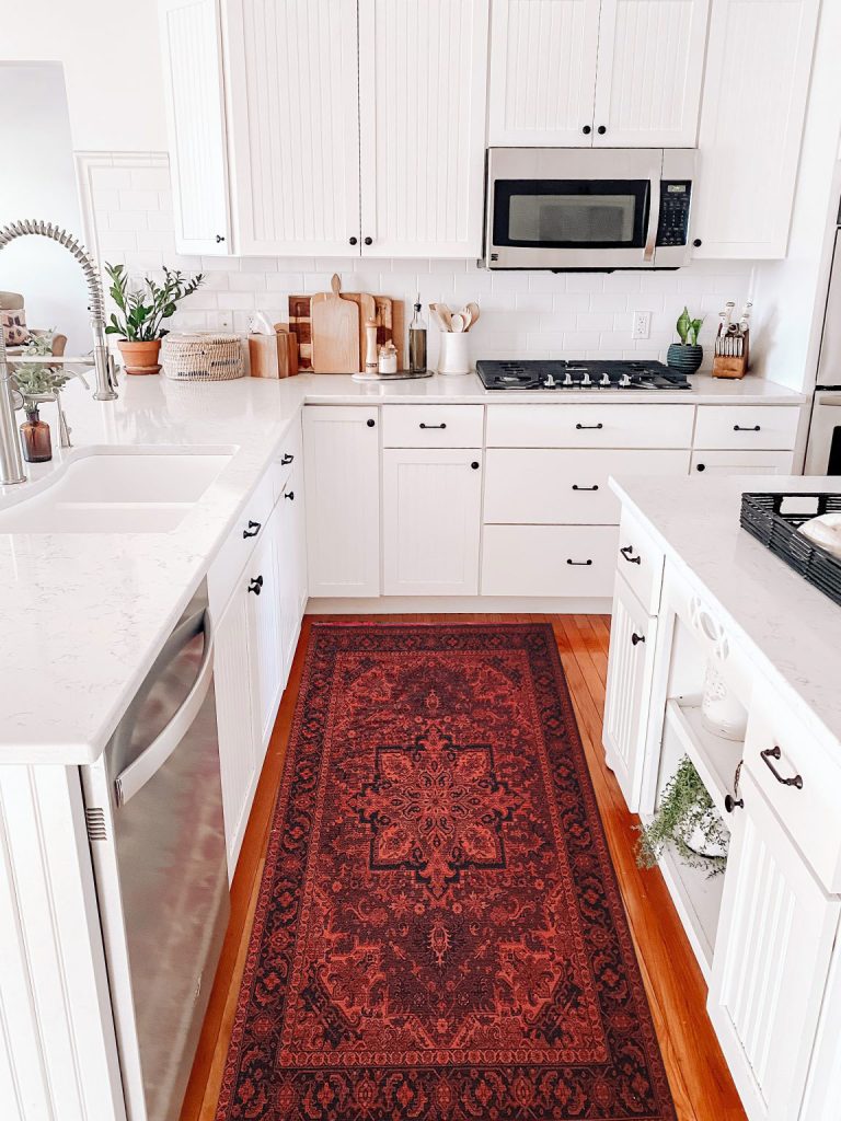 فرش آشپزخانه ای قرمز