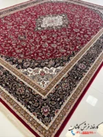 فرش قرمز لاکی 700شانه طرح آوش کاشان