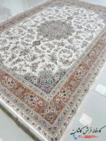 فرش رنگ سفید گلبهی جدید طرح اوان 1500 شانه کاشان