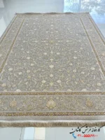 فرش طلاکوب گل برجسته 1500 شانه رها نقره ای کاشان