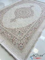 فرش کرم طلایی گل برجسته 1500 شانه طرح سروین کاشان