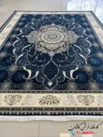 فرش رنگ سرمه ای 1200 شانه طرح چکاوک کاشان