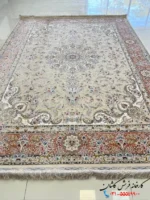 فرش کرم گلبهی 1500 شانه طرح گلریس کاشان