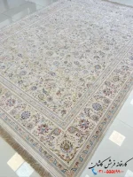 فرش کرم طلایی 1500شانه طرح به گل کاشان
